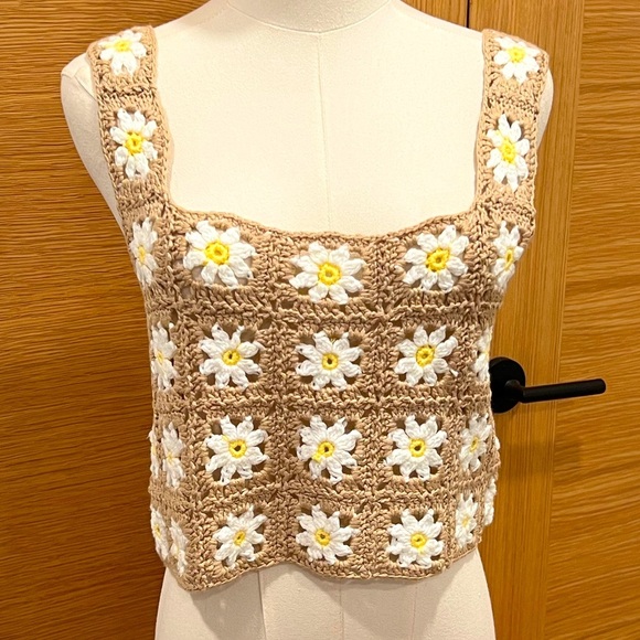 Altar'd State Women's Crochet Tabk Top Daisy Pettern Size Medium - Picture 1 of 7